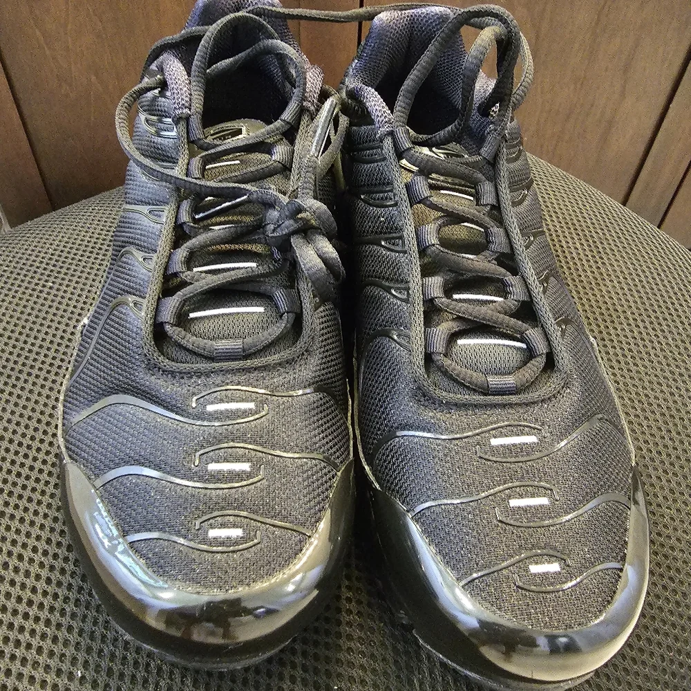 Boys Black Nike Airmax Plus - Picture 3 of 4